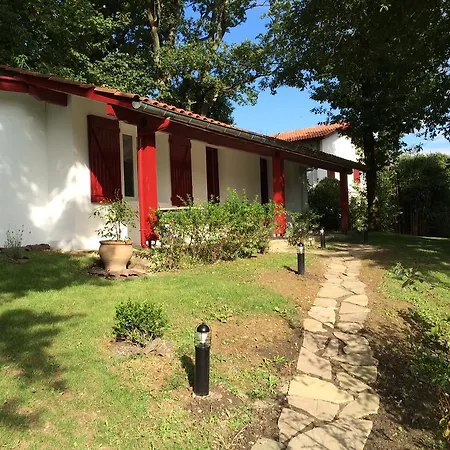 לינה וארוחת בוקר Maison Iratzean 3*