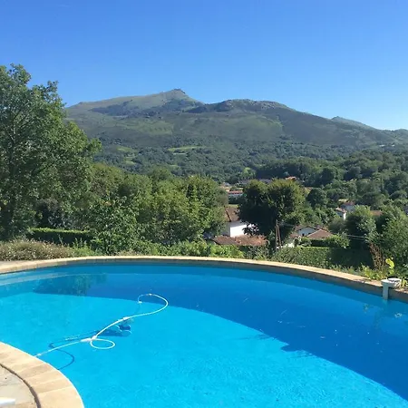 Maison Iratzean Couette-café 3*